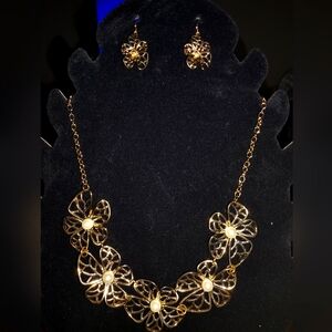 Chunky flower design necklace and earrings set